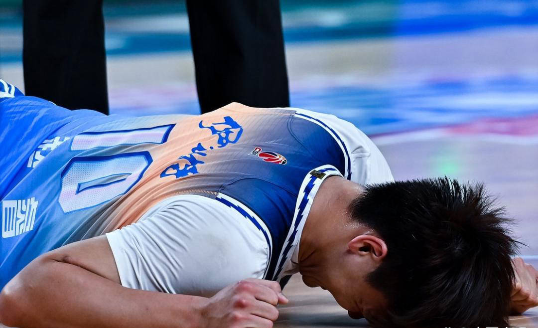  CBA季后赛赛程吃紧，北京国安转会期更衣室发声，引发热议，训练强度明显提升