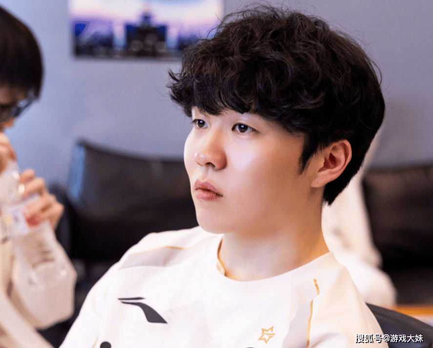 米兰体育-Rookie在RNG比赛中高光表现，逆转引发热议！的简单介绍
